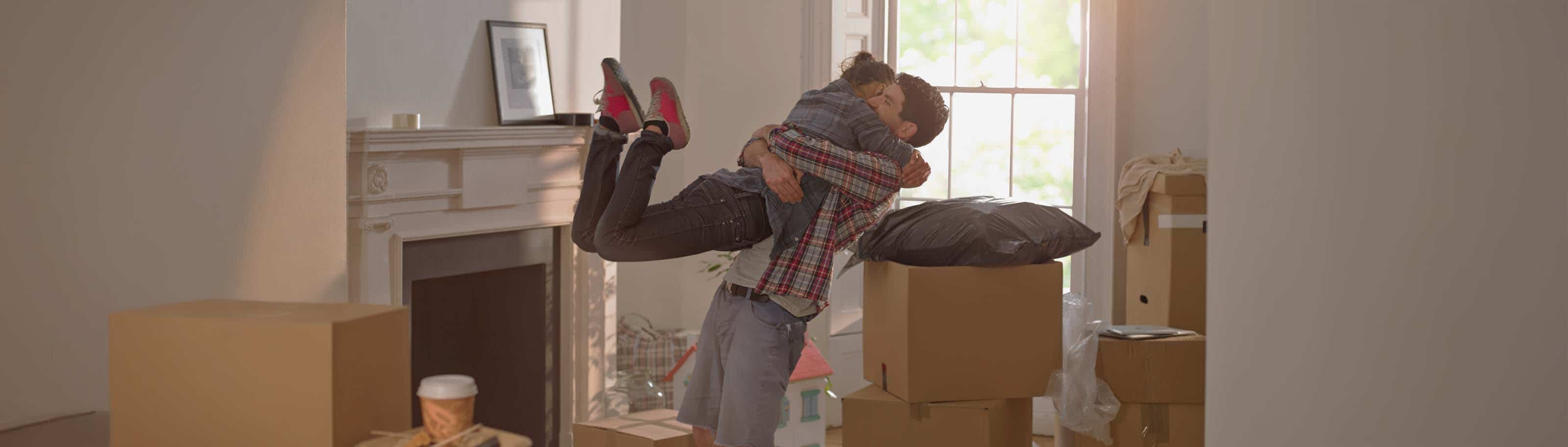 pareja joven inmuebles 